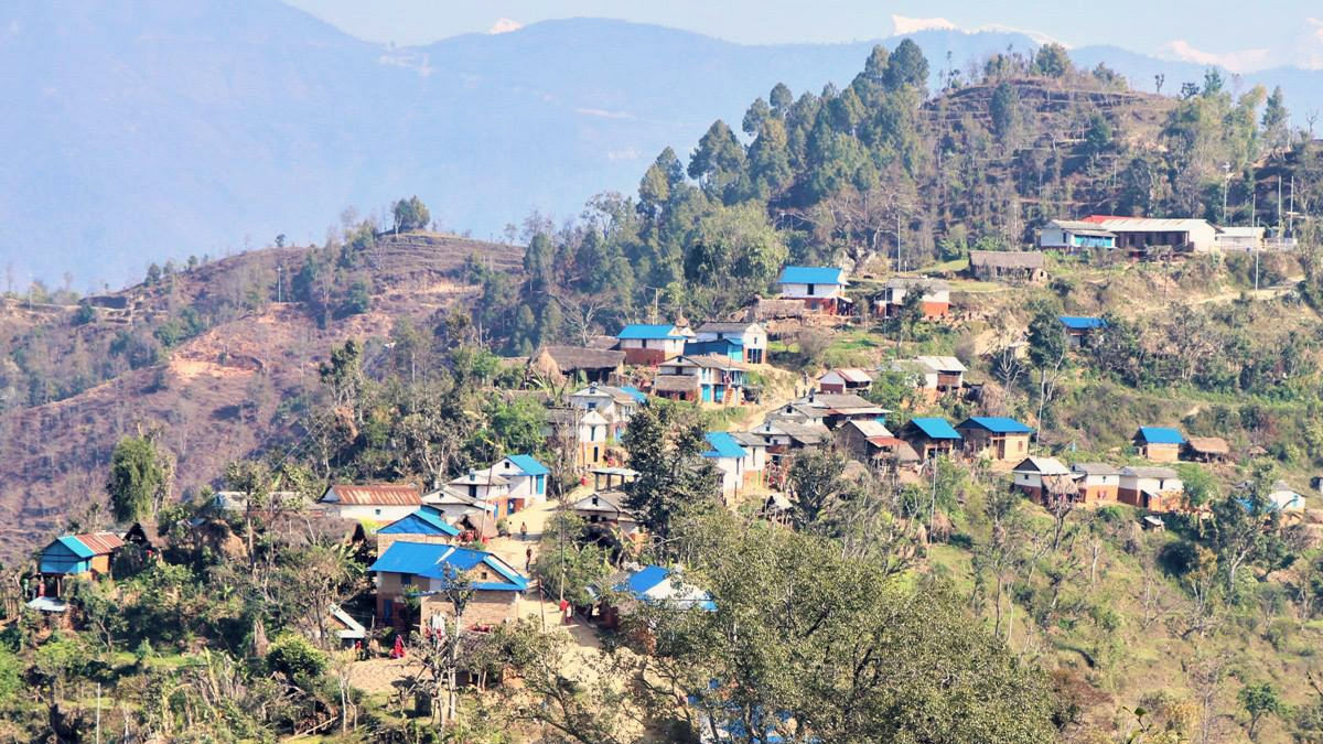 दलित बस्तीमा भोट तान्ने होडबाजी, नगद र जिन्सी लिएर गाउँ छिर्छन् उम्मेदवार
